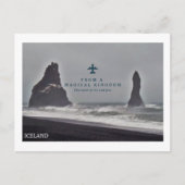Briefkaart van zwarte pijlers Icelan'd op zee, Vik (Voorkant)