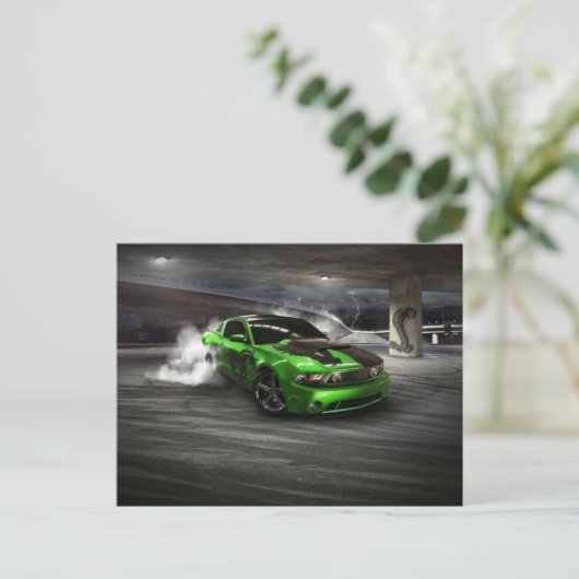 Briefkaart voor groene sportauto (Staand voorkant)