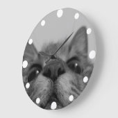 Briefkaart zwart-wit kattegezicht grote klok (Hoek)