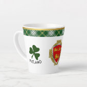 Brien Irish Shield & Tartan gepersonaliseerd Latte Mok (Linkerhoek)