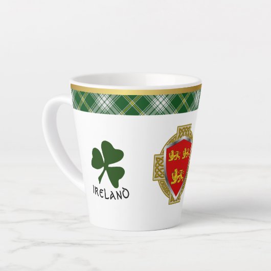 Brien Irish Shield & Tartan gepersonaliseerd Latte Mok (Linkerhoek)