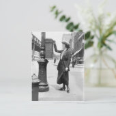  brievenbus en vrouwelijke brievenfoto briefkaart (Staand voorkant)