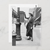  brievenbus en vrouwelijke brievenfoto briefkaart (Voorkant / Achterkant)