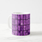 Bright abstract mosaic violet background with glos koffiemok (Voorkant links)
