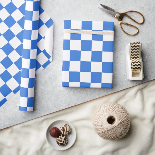 Bright Blue and White Checkerboard Tegel Cadeaupapier (Crafts)
