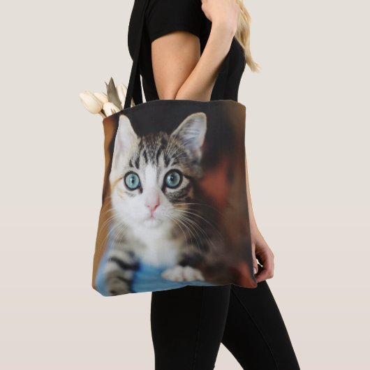 Bright Blue Eyed Kitten Tote Bag (Dichtbij)