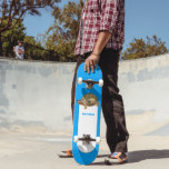 Bright Blue met oosterse box Persoonlijk Skateboard<br><div class="desc">Voeg je eigen naam of bericht toe aan creëer een persoonlijke gave voor je favoriete skateboarder. Dit skateboard bevat een foto van een oosterse doosschildpad tegen een heldere blauwe gepatterde achtergrond.</div>