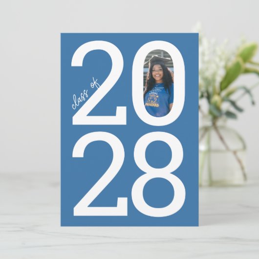 Bright Blue Modern Class Jaar en Foto Afstuderen Aankondiging (Staand voorkant)