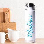 Bright Blue Name Handgeschreven script Aangepast Waterfles<br><div class="desc">Een prachtige felblauwe gepersonaliseerde monogram waterfles voor een meisje of man die houdt van eenvoudige,  handgeschreven geschenken. Mooi cursief schrift aan de zijkant van je flesje dat jouw naam uitspreekt.</div>