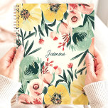 Bright Bold Schattige Expressive Floral Aangepaste Planner<br><div class="desc">Dit vrolijke ontwerp heeft een expressieve bloemschikking in levendige tinten geel, groen, koraal en blos. De zachte penseelstreken geven het een handgeschilderde look en de gepersonaliseerde naam in het midden voegt een uniek tintje toe. Ideaal voor studenten, professionals of iedereen die houdt van design. Ideaal voor het organiseren van taken,...</div>