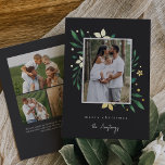 Bright Boughs Verticale foto Botanische Kerstmis Folie Feestdagenkaart<br><div class="desc">Elegante en feestelijke vakantiefotokaart lijsten uw favoriete verticaal of portretgeoriënteerd afbeelding met een subtiele gedeckelde randrand en gouden folie en groen vakantieblad dat in de hoeken kijkt. "Vrolijk kerstfeest" of uw keuze van groet verschijnt eronder, samen met uw familienaam. Voeg drie extra foto's toe aan de achterkant, samen met een...</div>