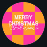 Bright Christmas Check Hot Pink Sinaasappel Ronde Sticker<br><div class="desc">Dit is een fel kerstontwerp in trending sinaasappel en hot pink en controlepatroon. Het heeft de boodschap: "Vrolijk kerstfeest! van de Johnsons". Ideaal voor uw kerstcadeau wrap, mailing accessoires. envelopafdichtingen, en partij gunst afdichtingen dit feestelijke seizoen. Om te personaliseren, voegt u eenvoudig jouw namen toe in het tekstvak Personaliseren. Hier...</div>