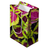 Bright Coleus Leaf Design Medium Cadeauzakje (Voorkant Gekanteld)