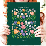 Bright Folk Art Floral Aangepaste naam Planner<br><div class="desc">Dit vrolijke ontwerp heeft een levendig, door volkskunst geïnspireerd bloemmotief met kleurrijke bloemen in tinten van roze, paarse, oranje en witte kleuren tegen een diepgroene achtergrond. De gepersonaliseerde naam en het jaar voegen een uniek tintje toe, waardoor het ideaal is voor studenten, professionals of iedereen die van speelse en kunstzinnige...</div>