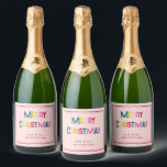 Bright & Joyful Merry Christmas Blush Pink Sparkling Wijnetiket<br><div class="desc">Stuur uw feestelijke groeten met dit wijnlabel dat vrolijke en feestelijke geest uitstraalt. Pas het aan door op de knop "Personaliseren" te klikken. Met kleurrijke "Merry Christmas" -tekst voegt dit ontwerp een vleugje vreugde en plezier toe aan uw vakantiebericht. Perfect voor iedereen die op zoek is naar een chique en...</div>