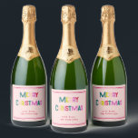 Bright & Joyful Merry Christmas Blush Pink Sparkling Wijnetiket<br><div class="desc">Stuur uw feestelijke groeten met dit wijnlabel dat vrolijke en feestelijke geest uitstraalt. Pas het aan door op de knop "Personaliseren" te klikken. Met kleurrijke "Merry Christmas" -tekst voegt dit ontwerp een vleugje vreugde en plezier toe aan uw vakantiebericht. Perfect voor iedereen die op zoek is naar een chique en...</div>