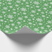 Bright Kelly Green Winter White Snowflake Pattern Cadeaupapier (Hoek)