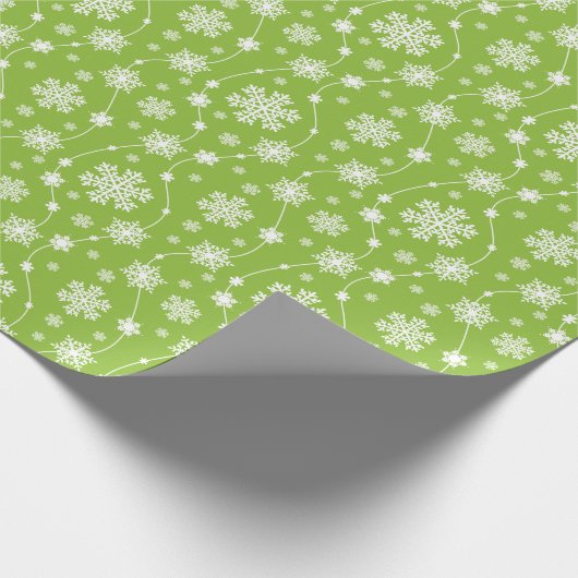 Bright Lime Green Winter White Snowflake Pattern Cadeaupapier (Hoek)