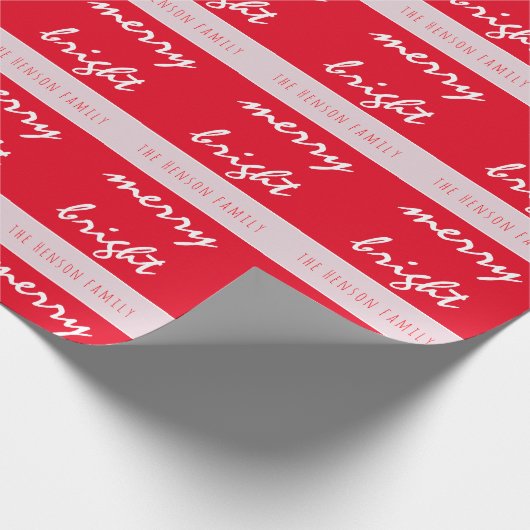 Bright Merry Script Red Christmas Familienaam Cadeaupapier (Hoek)