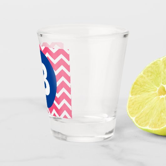 Bright Pink and White Chevron Pattern Monogram Shot Glas (Rechts)
