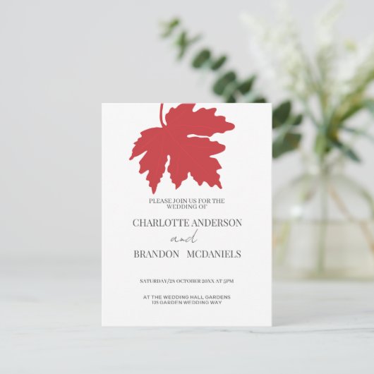 Bright Red Autumn Maple Leaf Wedding Briefkaart (Staand voorkant)