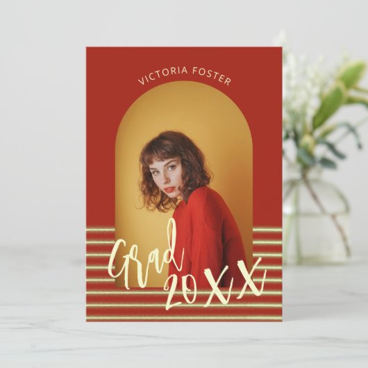 Bright Red en Gold Photo Graduation Party Kaart (Staand voorkant)