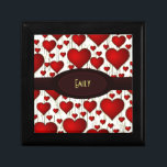 Bright Red Hearts Patroon met Bourgogne naamplaat Cadeaudoosje<br><div class="desc">Een patroon van helder rood romantisch hart,  wat klein op een gele achtergrond. De subtiele zwarte lijnen tussen de harten geven het een interessante blik textuur. Personaliseer/pas aan met een naam of initialen die in een fancy donkerrode,  onzichtbare ovale naamplaat in het midden van het ontwerp zijn geschreven.</div>