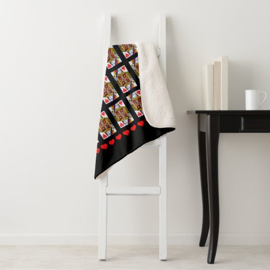 Bright Red Hearts  Queen speelkaarten Sherpa Deken (In situ)