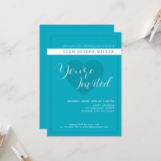 Bright Rich Sky Blue Script Verjaardagsuitnodiging Kaart (Voorkant / Achterkant in situ)