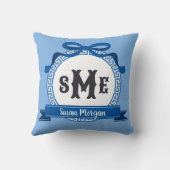 Bright Sail Blue Reverse Greek Key Bow Monogram Kussen (Achterkant)