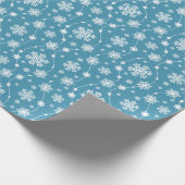 Bright Sky Blue Winter White Snowflake Pattern Cadeaupapier (Hoek)