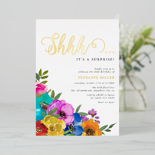 Bright & Stor Florals Shhh Surprise Birthday Gold Folie Uitnodiging (Staand Voorkant)