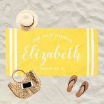 Bright Yellow Girls Weekend Persoonlijke naam Strandlaken<br><div class="desc">Een speciaal ontwerp voor een vakantieganter voor meisjes in het weekend is voorzien van een aangepaste voornaam in een modern script dat is opgesteld door kustlijnen,  met aangepaste tekst voor deze gelegenheid. De heldere goudgele achtergrondkleur kan worden gewijzigd. Ga naar onze winkel voor andere kleurenopties.</div>