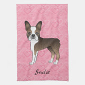 Brindle Boston Terrier Dog op roze harten en naam Theedoek (Verticaal)