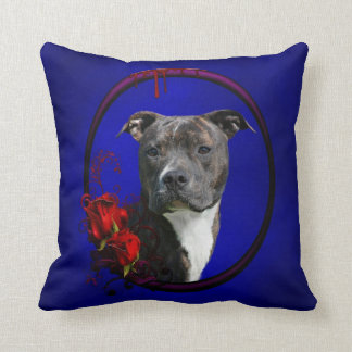 Brindle pitbull met rozen kussen