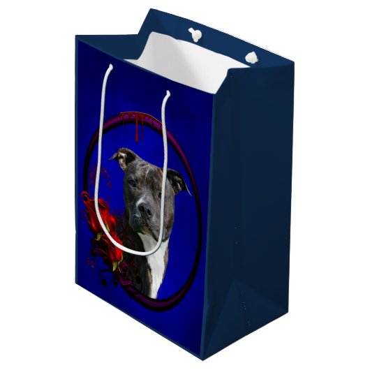 Brindle pitbull met rozen medium cadeauzakje (Voorkant Gekanteld)