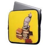 British Cat on a stack of books Laptop Sleeve (Voorkant Links)