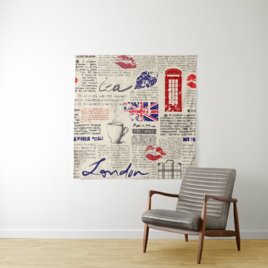 British newspaper pattern wandkleed (In situ)