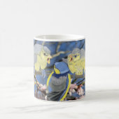 Brits blauw vogelgezin tegen roze bloesem koffiemok (Center)