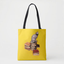 Britse kat op een stapel boeken tote bag