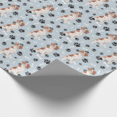 Brittany Dog Paw Print Pattern op Silver Blue Cadeaupapier (Hoek)