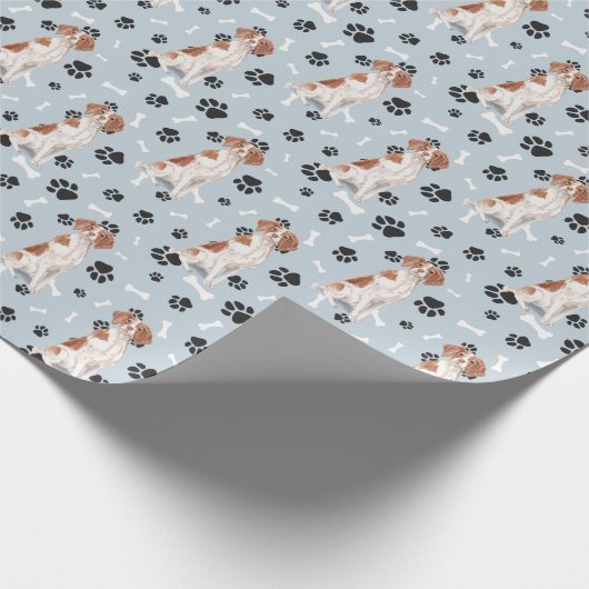 Brittany Dog Paw Print Pattern op Silver Blue Cadeaupapier (Hoek)