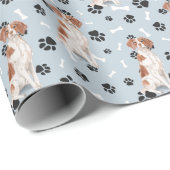 Brittany Dog Paw Print Pattern op Silver Blue Cadeaupapier (Rol Hoek)