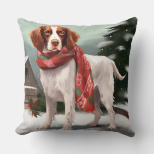 Brittany Spaniel-hond in de sneeuw met Kerstmis Kussen