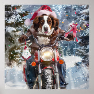 Brittany Spaniel hond rijdt op motorfiets met Kers Poster