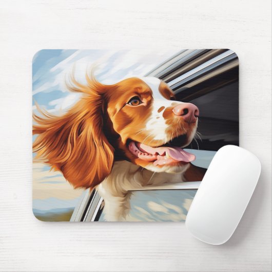 Brittany spaniel in autoruit muismat (Met muis)