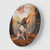 Brittany Spaniel in herfstbladeren val inspireert Grote Klok (Hoek)