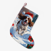 Brittany Spaniel Kerstfeest Sneeuwscène Kleine Kerstsok (Voorkant (Hangend))