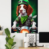 Brittany Spaniel rijdt fiets St. Patrick's Day Poster (Thuiskantoor)