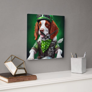 Brittany Spaniel rijdt fiets St. Patrick's Day Vierkante Klok